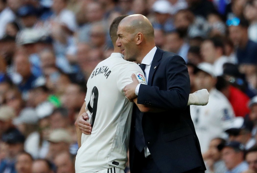 Karim Benzema v objetí s trenérem Zinédinem Zidanem