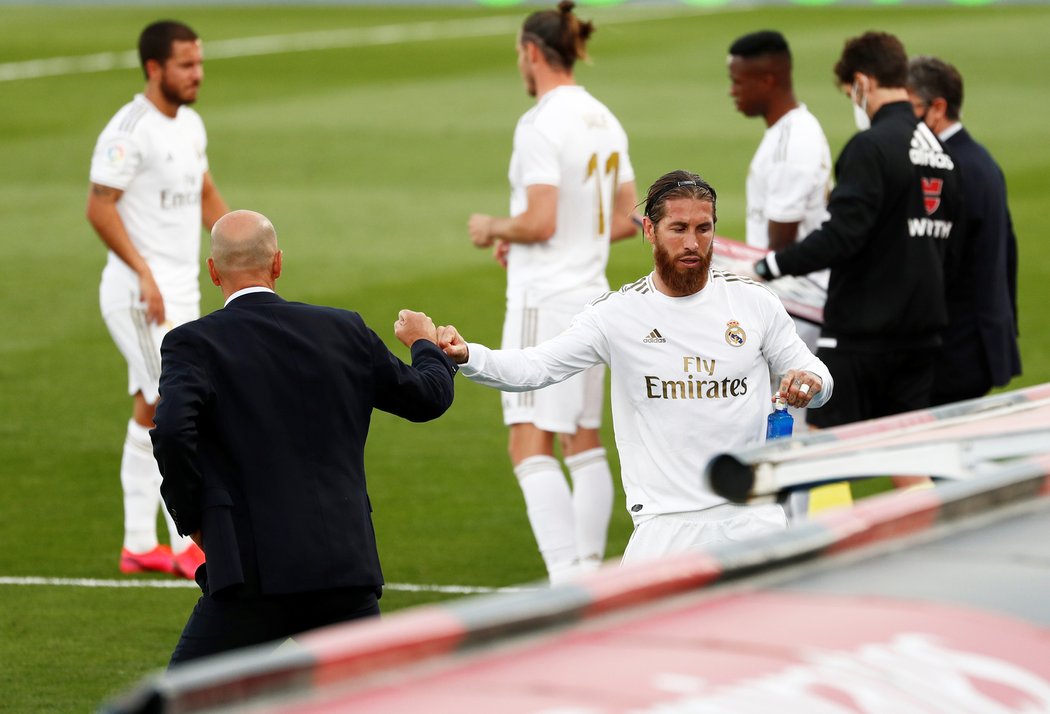 Zinedine Zidane se zdraví s kapitánem Sergiem Ramosem