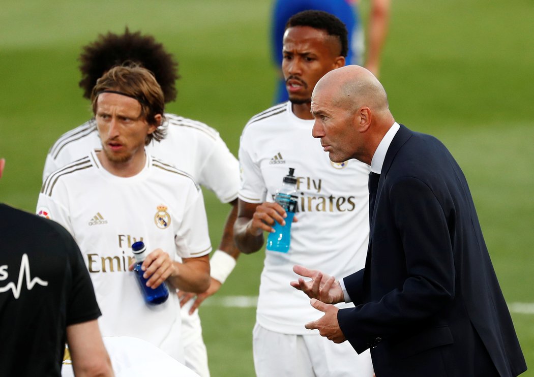 Zinedine Zidane předává rady svým svěřencům