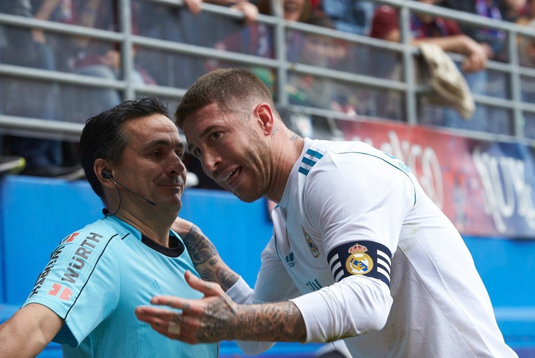 Sergio Ramos v diskuzi s rozhodčím v zápase s Eibarem