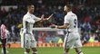 Ronaldo gratuluje Karimu Benzemovi k vstřelené brance