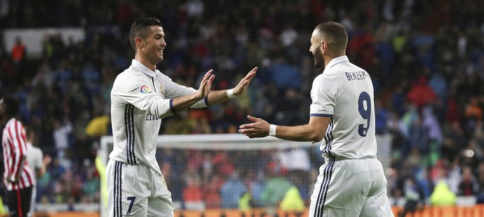 Ronaldo gratuluje Karimu Benzemovi k vstřelené brance