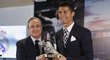 Prezident Realu předal Ronaldovi maketu kopačky.