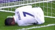 Ronaldo se po nárazu okamžitě svíjel v bolestech