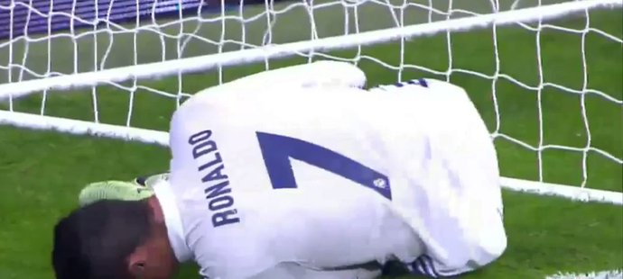 Ronaldo se po nárazu okamžitě svíjel v bolestech