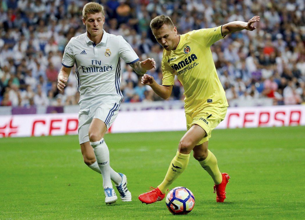 Vlevo Toni Kroos v souboji s Denisem Čeryševem z Villarrealu