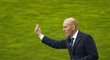 Trenér Zinedine Zidane udílí pokyny