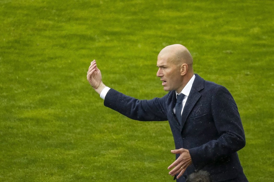 Trenér Zinedine Zidane udílí pokyny