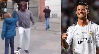Kdo je ten bezdomovec? Ronaldo bavil fanoušky v ulicích Madridu