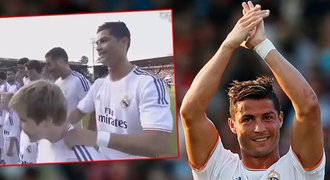 VIDEO: To je masér! Ronaldo zaskočil malého žáčka při nástupu