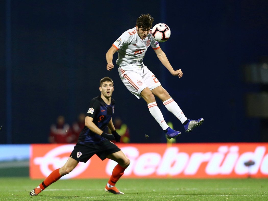 Sergi Roberto naskakuje na vysoký míč před Andrejem Kramaričem při duelu Španělska s Chorvatskem v rámci Ligy národů UEFA