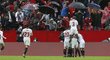 Fotbalisté Sevilly slaví branku do sítě Atlétika Madrid