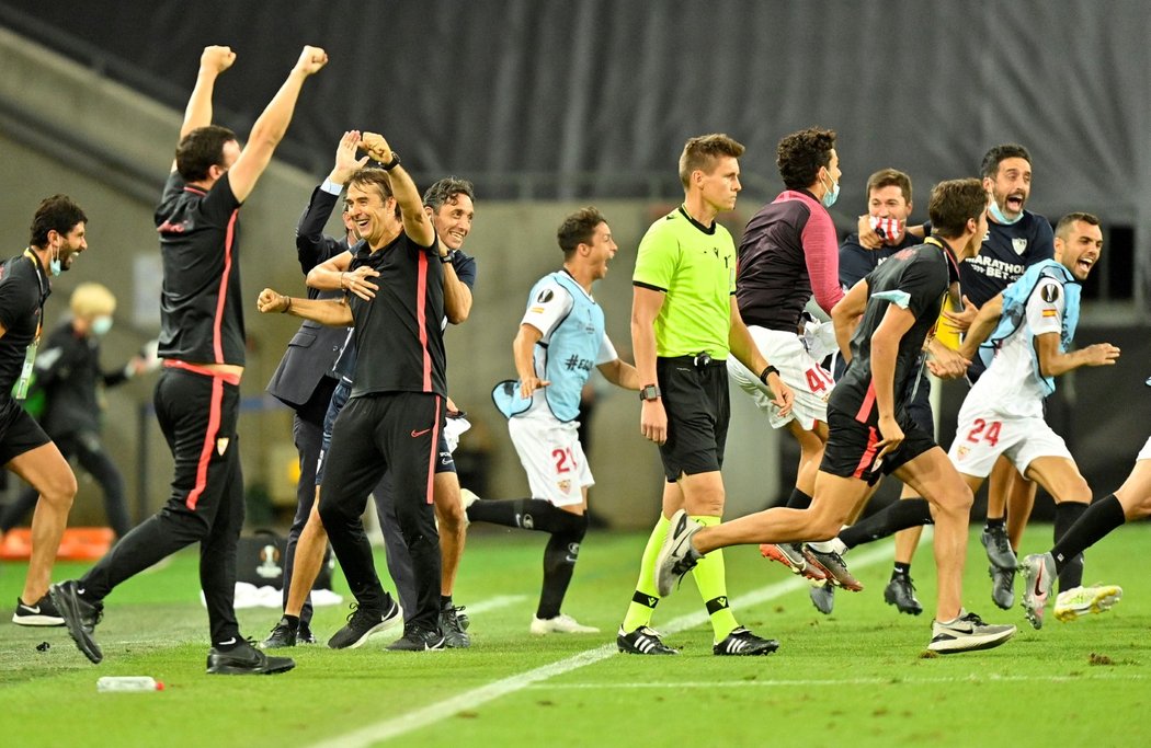 Radost fotbalistů Sevilly, kteří v semifinále Evropské ligy postoupili přes Manchester United