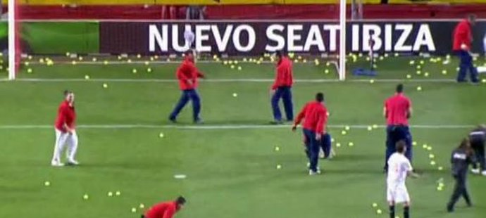 Tenisáková lavina pozastavila už tak posunuté utkání mezi Sevillou a Levante