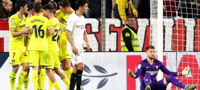 Tomáš Vaclík rozhazuje rukama po inkasovaném gólu od hráčů Villarrealu