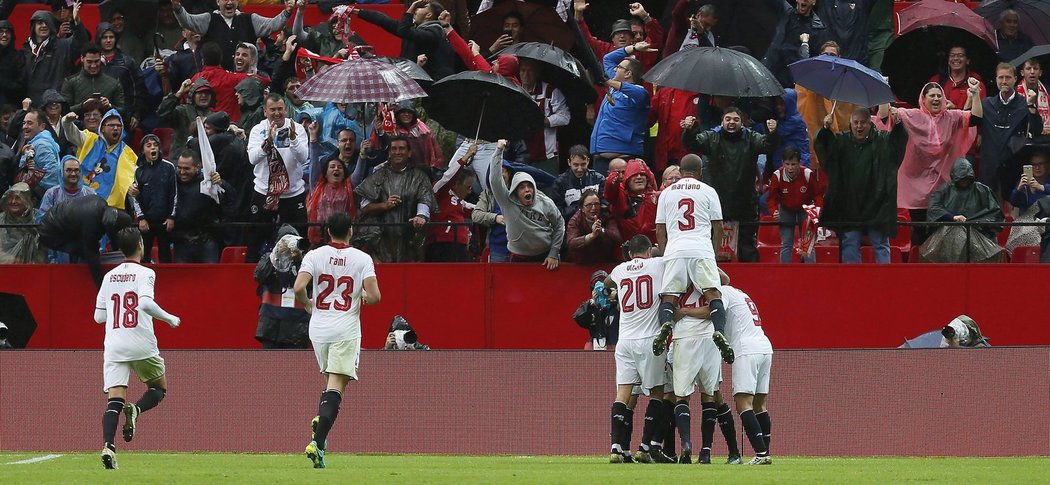 Fotbalisté Sevilly slaví branku do sítě Atlétika Madrid
