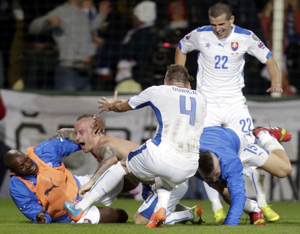 Fotbalisté Slovenska se radují z výhry nad Španělskem