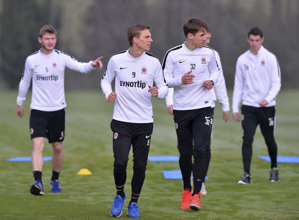 Sparťanští fotbalisté na tréninku ve Španělsku. V popředí záložníci Bořek Dočkal a Josef Šural