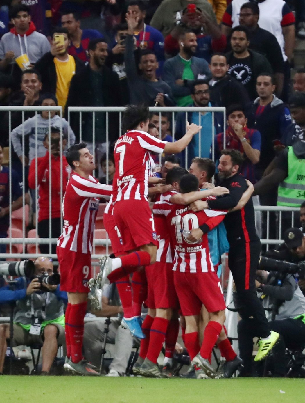 Fotbalisté Atlétika Madrid oslavují gól Kokeho proti Barceloně v semifinále španělského Superpoháru proti Barceloně