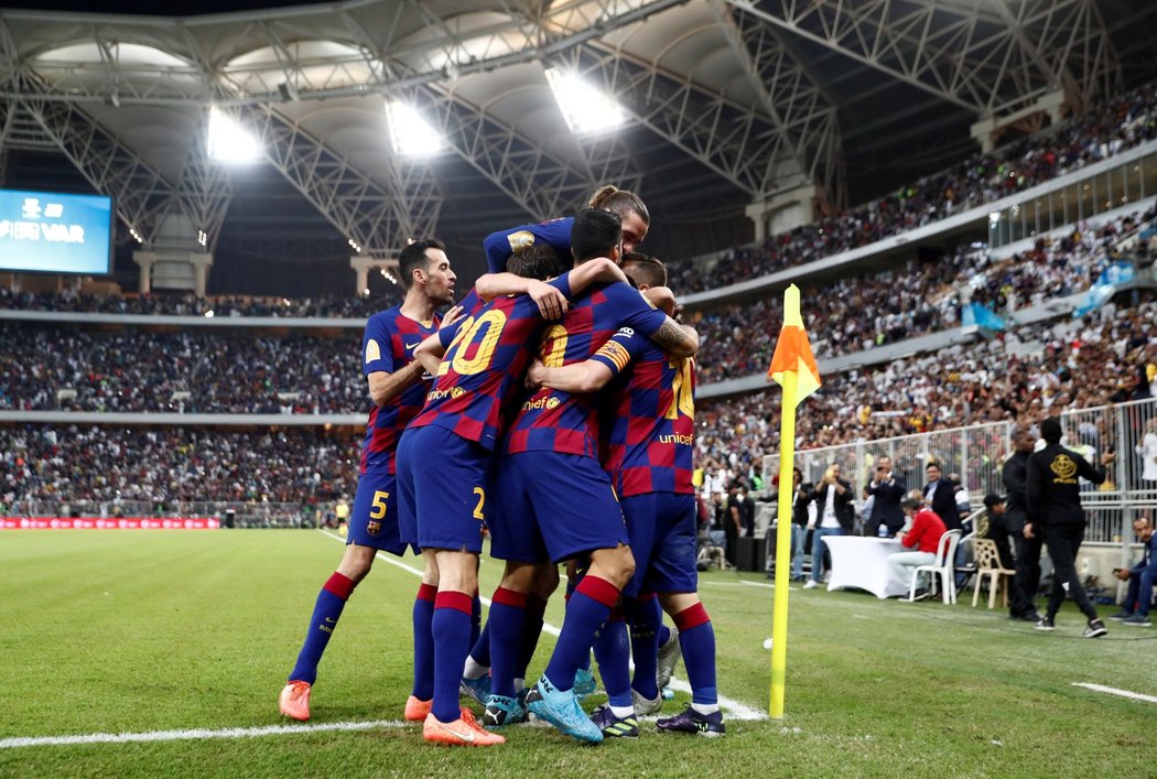 Fotbalisté Barcelony oslavují vyrovnání v semifinále španělského Superpoháru s Atlétikem Madrid