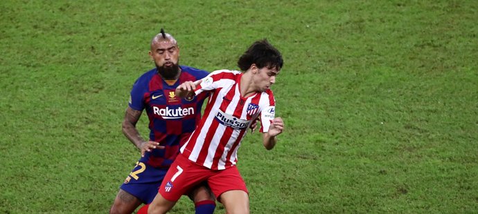 Barcelonský Arturo Vidal se snaží zastavit Joaa Felixe z Atlétika Madrid v semifinále španělského Superpoháru.