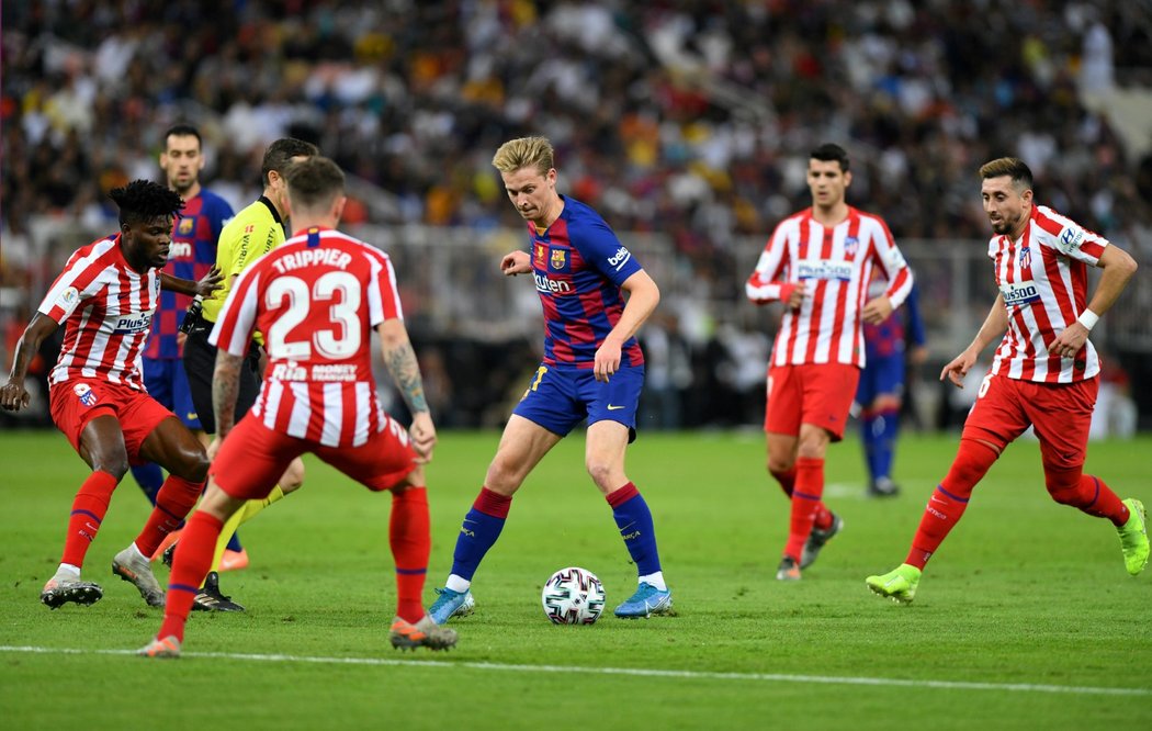 Barcelonský Ivan Rakitič v obležení hráčů Atlétika Madrid v semifinále španělského Superpoháru.