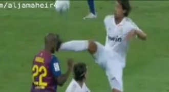 VIDEO: Kung-fu Khedira. Málem ukopl Abidalovi hlavu!