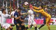 Tomáš Vaclík zasahuje při zápasu superpoháru proti Barceloně