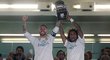 Kapitáni Sergio Ramos a zástupce Marcelo s trofejí