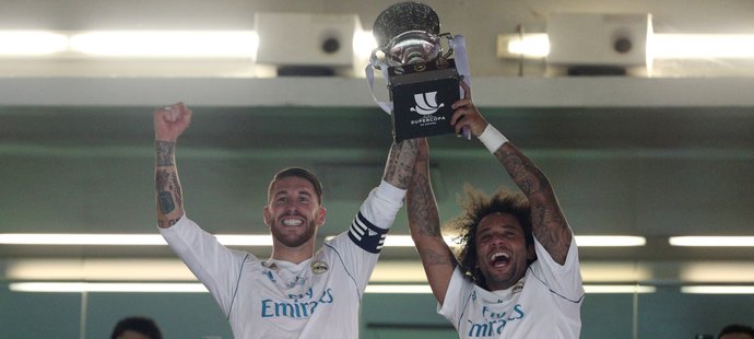 Kapitáni Sergio Ramos a zástupce Marcelo s trofejí