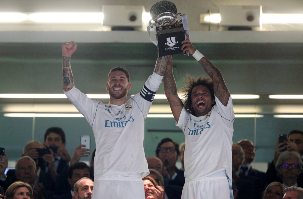 Kapitáni Sergio Ramos a zástupce Marcelo s trofejí