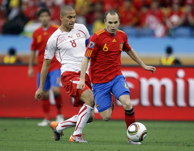 Iniesta utíká Švýcarovi Inlerovi Iniesta utíká Švýcarovi Inlerovi