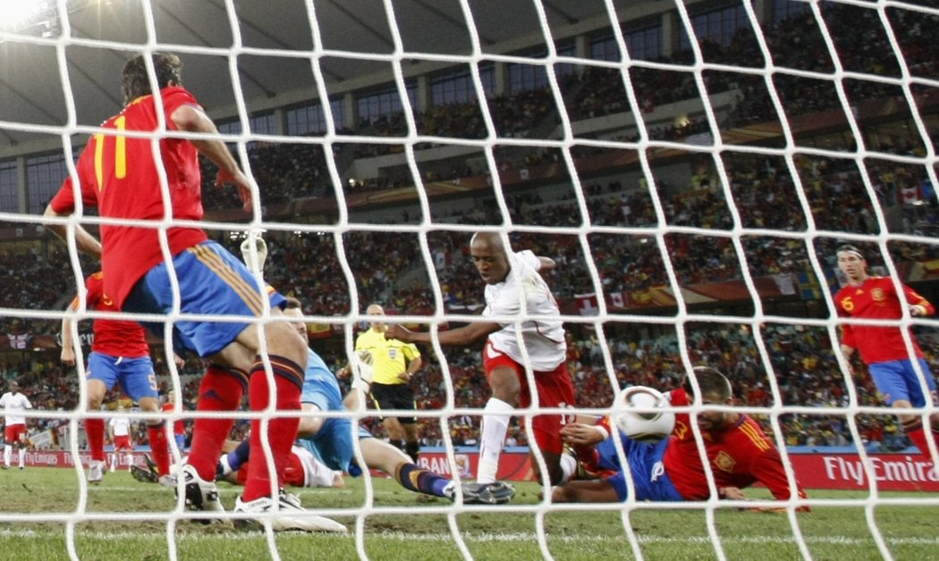 Fernandes střílí gól do sítě Španělska