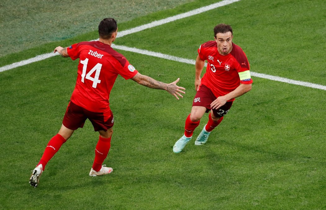 Xherdan Shaqiri oslavuje svůj gól proti Španělsku ve čtvrtfinále EURO, kterým vyrovnal na 1:1