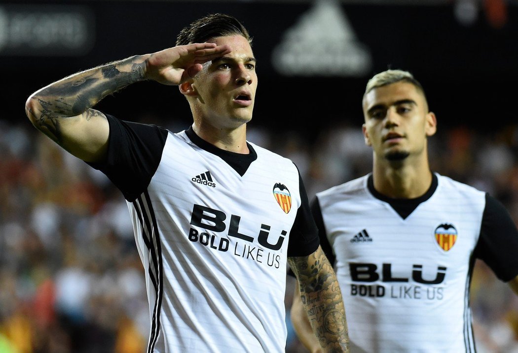 Santi Mina slaví gól do sítě Sevilly