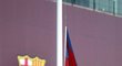 Barcelona truchlí kvůli úmrtí bývalého kouče Tita Vilanovy, na důkaz smutku klub stáhl vlajky na půl žerdi