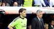 Památku zesnulého kouče Tita Vilanovy uctili i hráči Realu Madrid. Snímek zachytil při minutě ticha brankáře Ikera Casillase (vlevo) a kouče Carla Ancelottiho