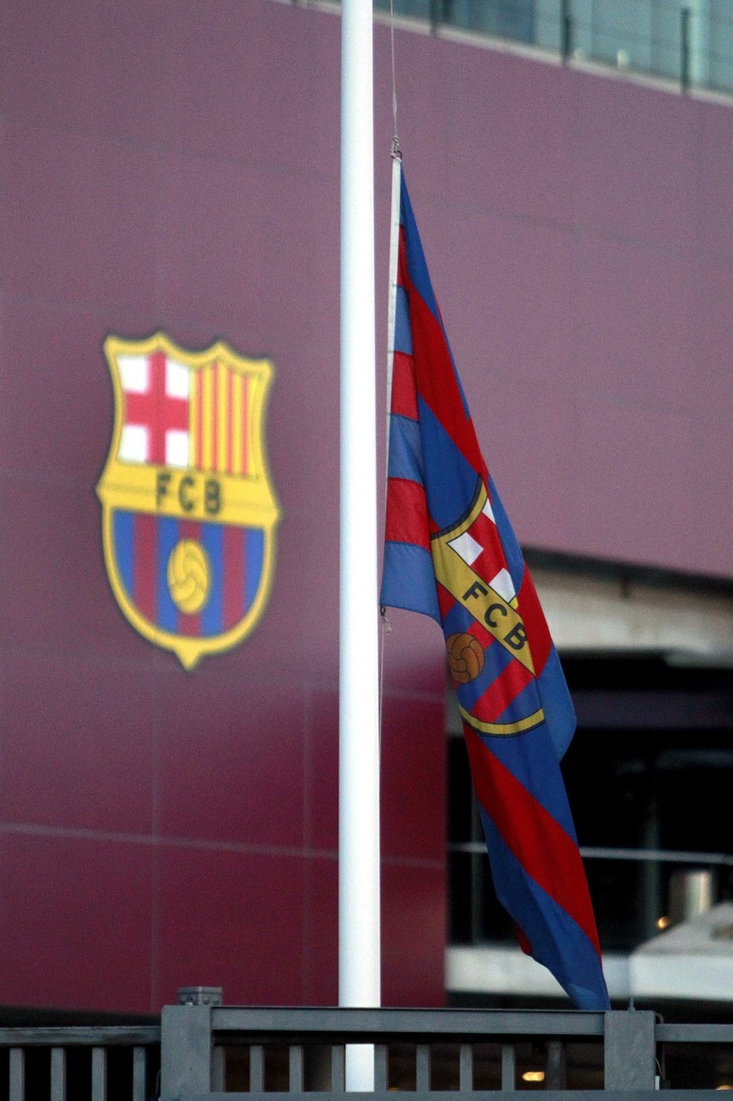 Barcelona truchlí kvůli úmrtí bývalého kouče Tita Vilanovy, na důkaz smutku klub stáhl vlajky na půl žerdi