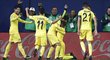 Fotbalisté Villarrealu slaví branku do sítě Atlétika Madrid