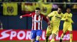 Útočník Atlétika Kevin Gameiro stíhaný Mariem Gasparem Perezem