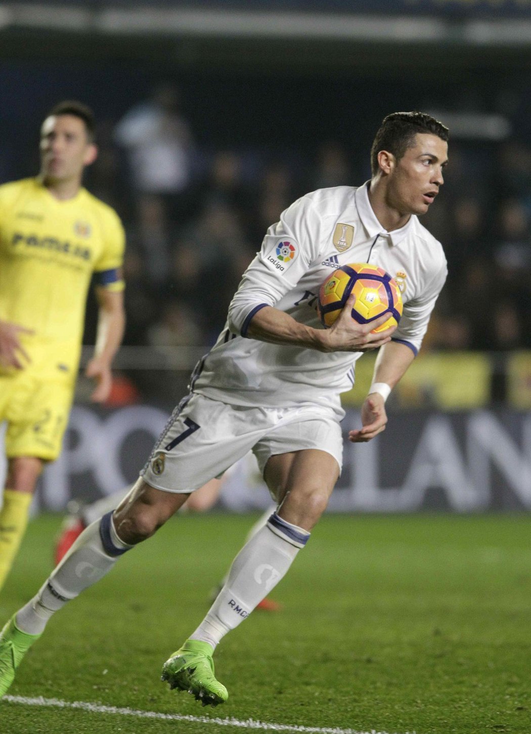 Cristiano Ronaldo bere míč po svém penaltovém vyrovnání v zápase s Villarrealem