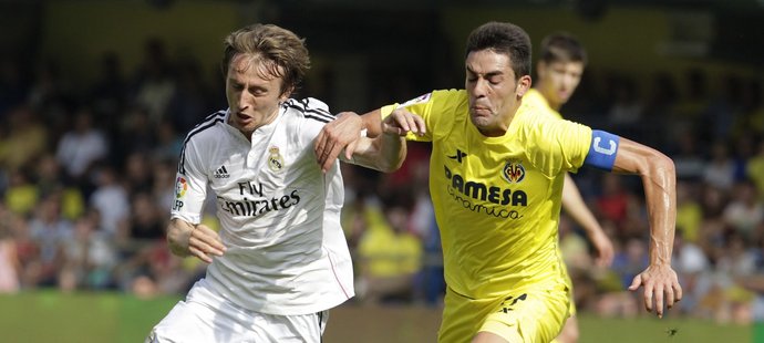 Luka Modrič svádí souboj s Brunem Sorianem s Villarrealu.