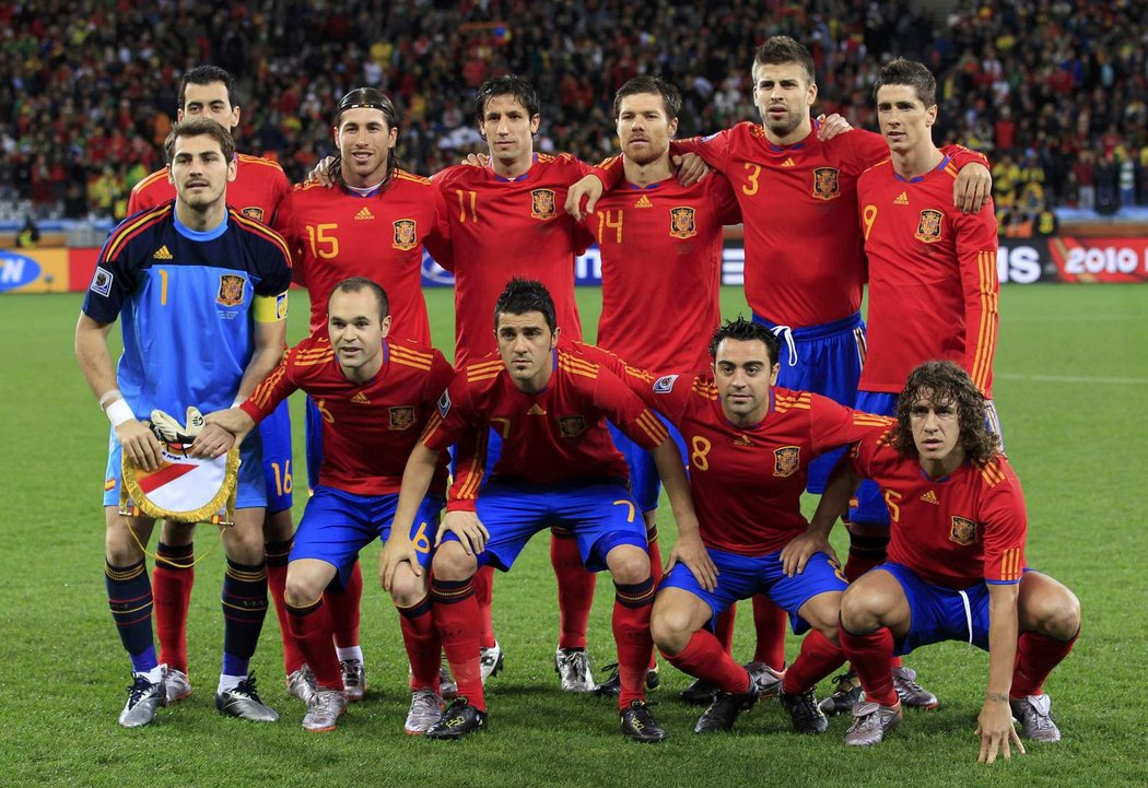 Španělští fotbalisté před utkáním s Porgualskem.