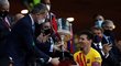 Lionel Messi přebírá trofej pro vítěze španělského poháru