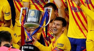 Messiho focení s pohárem: spoluhráči jako fanoušci. Podle Laporty zůstane