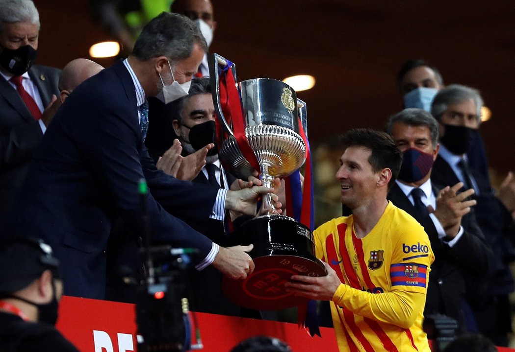 Lionel Messi přebírá trofej pro vítěze španělského poháru