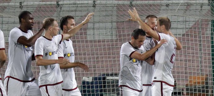 Fotbalisté Sparty se radují z druhé branky do sítě rakouské Admiry