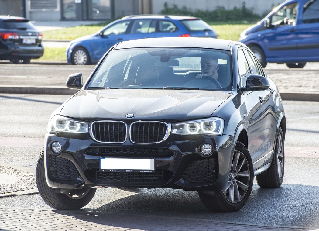 Mladý střelec Sparty Václav Drchal ve svém BMW