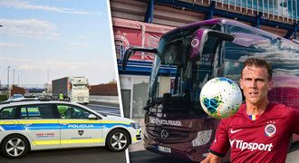 Trable při cestě na zápas. Autobus se sparťany zastavila ve Slovinsku policie