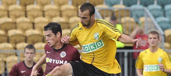 Vladimír Mišinský (vpravo) v druholigovém duelu za Karvinou proti béčku Sparty v sezoně 2011/2012